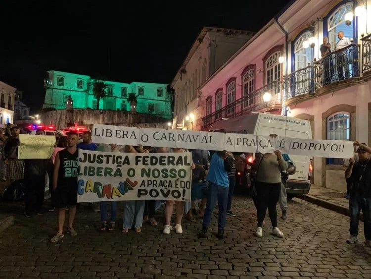 Manifestantes fecham a praça Tiradentes e pedem a liberação do espaço para realização do carnaval em Ouro Preto (Reprodução)