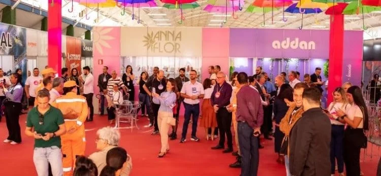 Um dos maiores eventos do setor calçadista brasileiro promete novidades e movimenta a capital do calçado nas Minas Gerais (