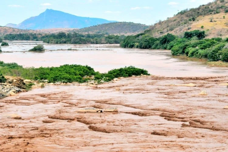 Destaques dos jornais e portais integrantes da Rede Sindijori MG 1 O rompimento da barragem do Fundão em 5 de novembro de 2015 causou a morte de 19 pessoas e é considerada a maior tragédia ambiental