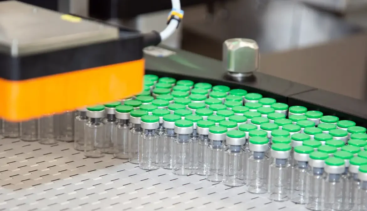 Dengue: fabricante firma parceria para ampliar produção da vacina 1 O laboratório Takeda, fabricante da vacina Qdenga, vai ampliar a produção das doses contra a dengue