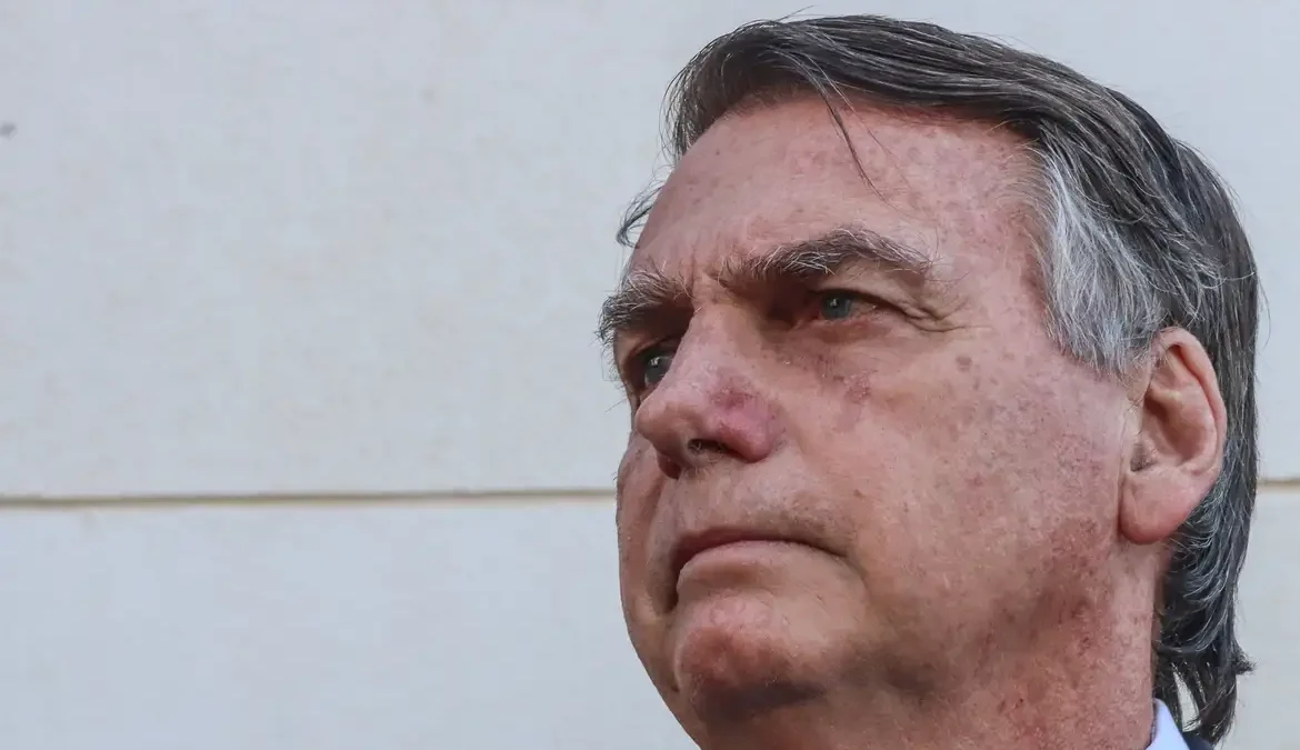 Ordem do STF determina que Bolsonaro entregue passaporte à Justiça 1 O ex-presidente Jair Bolsonaro é um dos alvos da Operação Tempos Veritatis, deflagrada nesta quinta-feira (8) pela Polícia Federal (PF)
