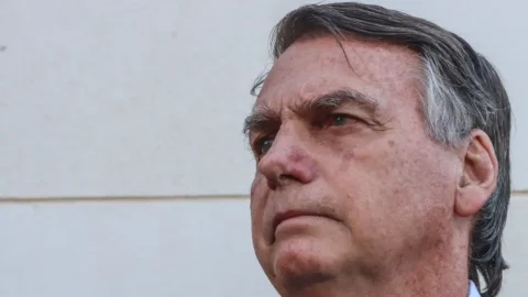 Ordem do STF determina que Bolsonaro entregue passaporte à Justiça 
