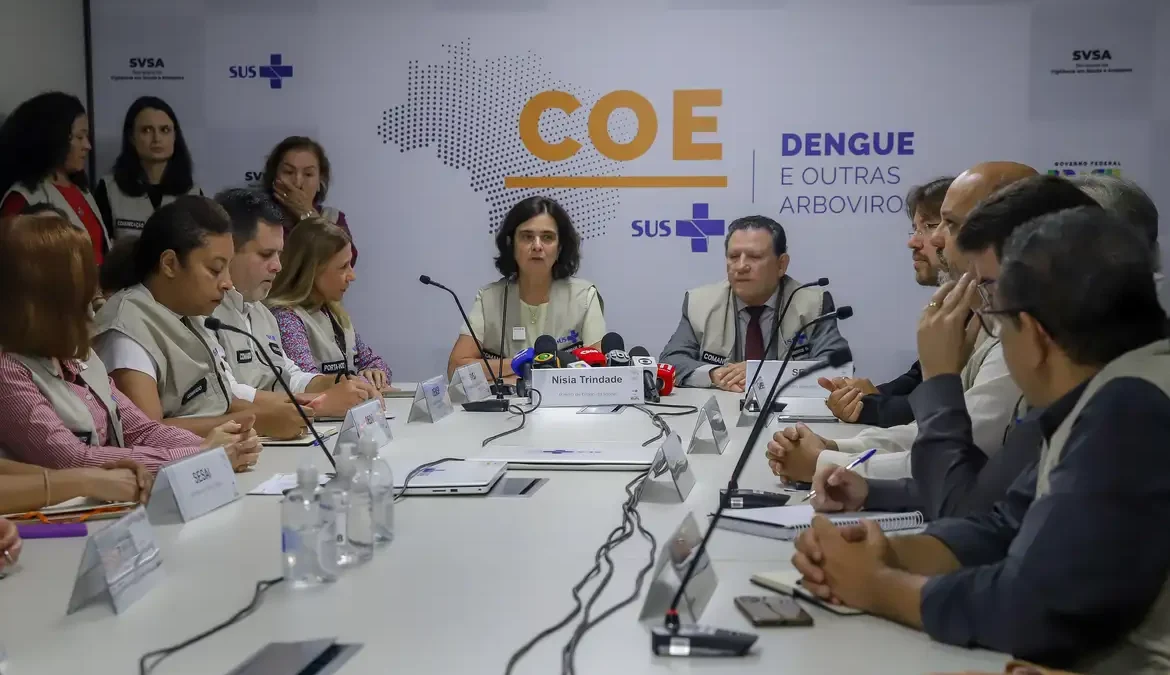 Ministério da Saúde estuda ampliar oferta da vacina contra dengue 1 A ministra da Saúde, Nísia Trindade, disse neste sábado (3) que o governo estuda ampliar a oferta de vacinas contra a dengue no país