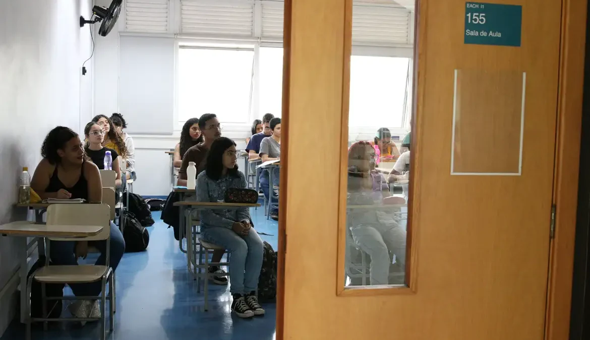 O Ministério da Educação (MEC) alerta que cabe ao candidato “observar as condições, os procedimentos e os documentos para a matrícula