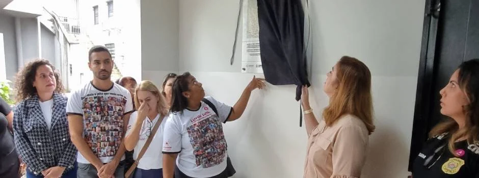 Polícia Civil homenageia joias de Brumadinho no Instituto de Identificação 1 O Governo de Minas e a Polícia Civil de Minas Gerais (PCMG) inauguraram, nessa quinta-feira (8/2), uma placa em homenagem às vítimas