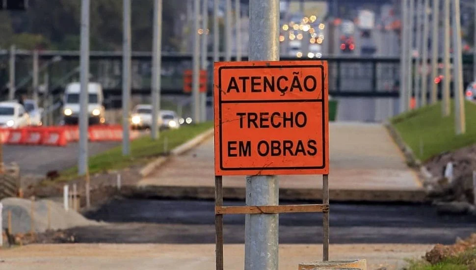 Cronograma de trabalhos da Passagem Inferior da Avenida Tancredo Neves sofre alterações 1 As intervenções no calçamento da Rua Sete de Setembro – no trecho entre a passagem inferior e Rua Afonso Pena, começaram hoje (16)