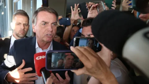 Passaporte de Bolsonaro é entregue às autoridades