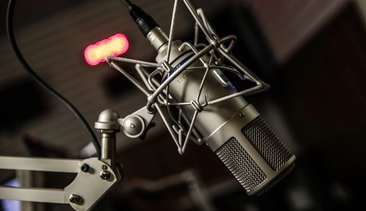 Emissoras comunitárias de radiodifusão devidamente licenciadas e em funcionamento regular poderão receber patrocínio sob a forma de apoio