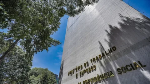 Prazo para empresas entregarem relatório salarial termina nesta quinta 7 Prazo para empresas entregarem relatório salarial termina nesta quinta