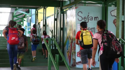 Exigência de certidão negativa para trabalhar com crianças é aprovada