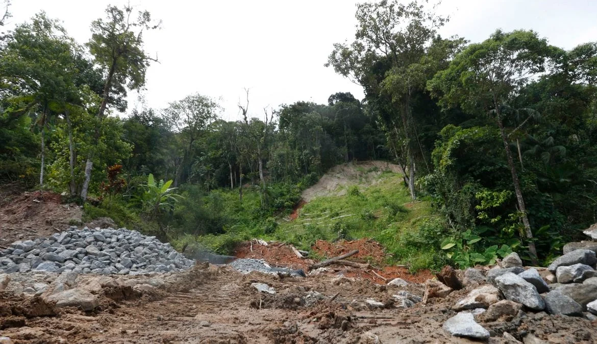 As fortes chuvas que atingem o município de São Sebastião, no litoral norte do estado, fizeram com que a sirene para evacuação da Vila Sahy