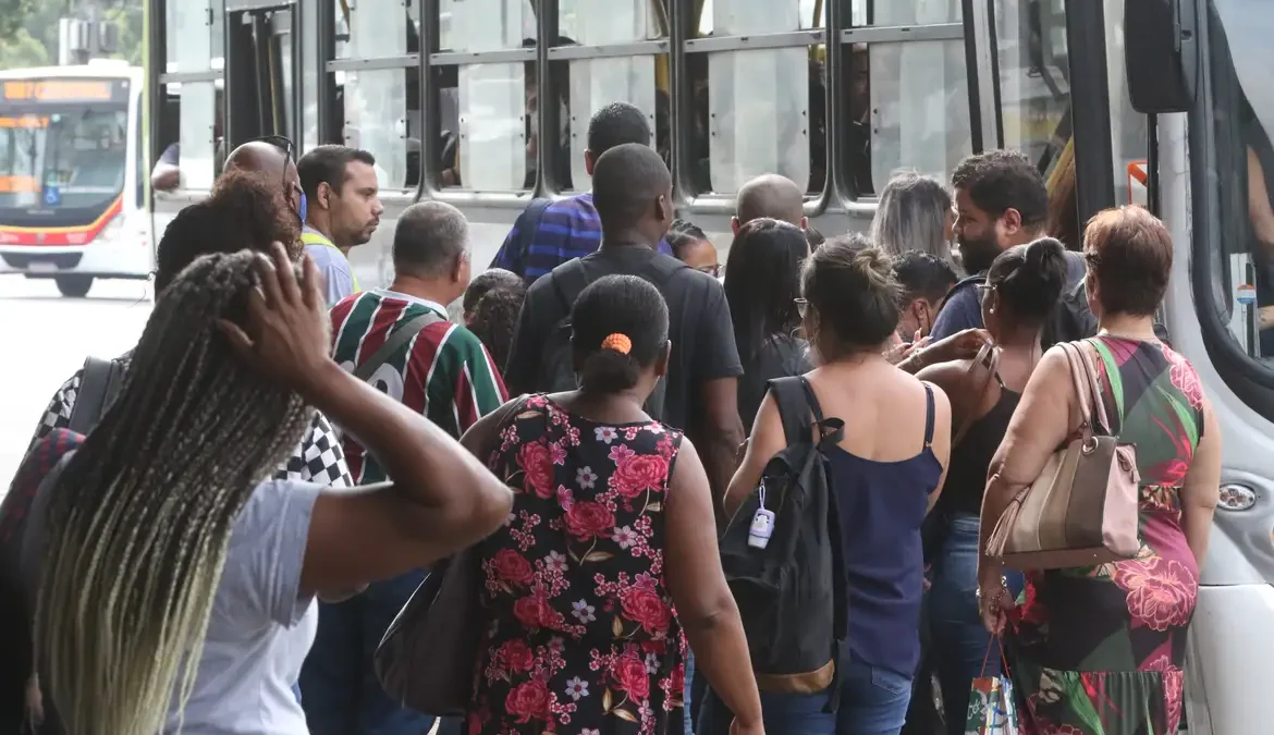 Desemprego de mulheres e negros termina 2023 acima da média nacional 1 A taxa de desocupação de mulheres e negros (conjunto de pretos e pardos) terminou 2023 acima da média nacional