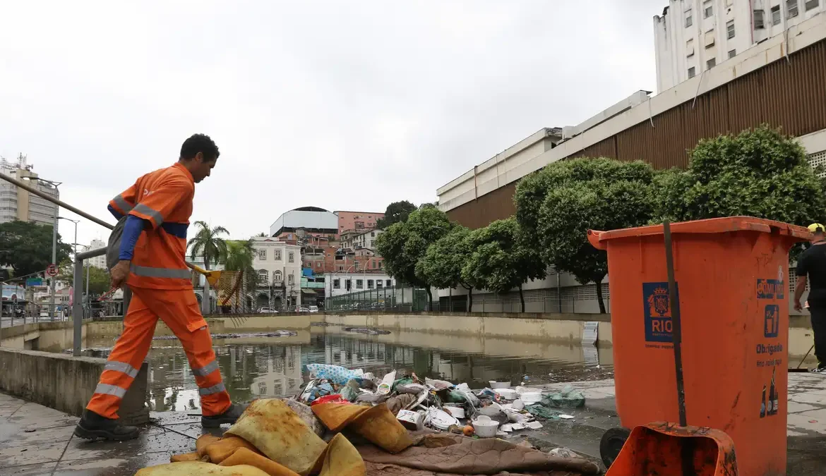 Os serviços de coleta de lixo, direta ou indireta, beneficiavam 90,9% dos brasileiros em 2022, segundo dados do Censo 2022