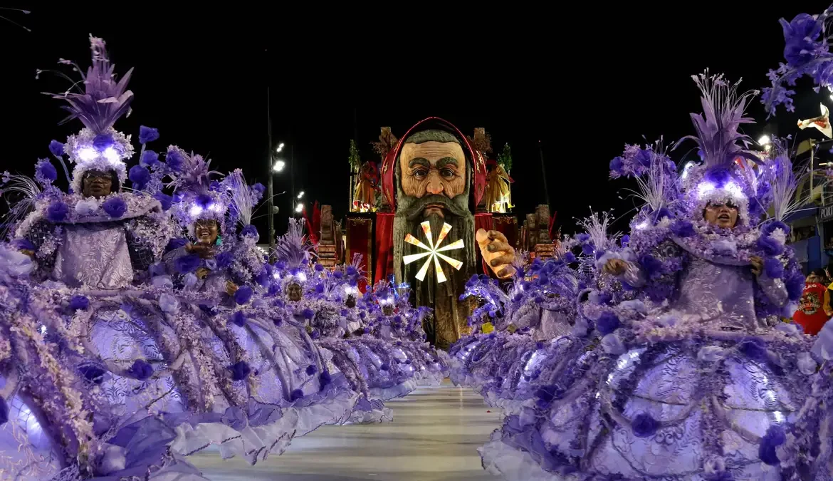 O primeiro dia de desfiles do Grupo Especial no Sambódromo do Rio de Janeiro encheu de cores a Marquês de Sapucaí