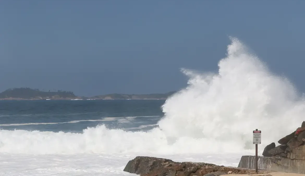 Marinha emite aviso de ressaca do mar com ondas de 2,5m no Rio 1 A Marinha do Brasil emitiu um aviso de ressaca, iniciando às 3h desta quinta-feira (15) até 9h da sexta-feira (16)