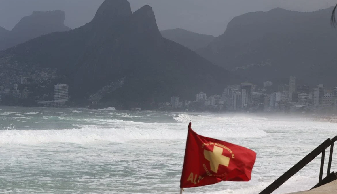Ciclone provocará chuva forte na costa de SP e RJ nos próximos dias 1 Áreas dos estados do Rio de Janeiro e e de São Paulo estão com aviso meteorológico especial de nível vermelho para chuvas intensas válido