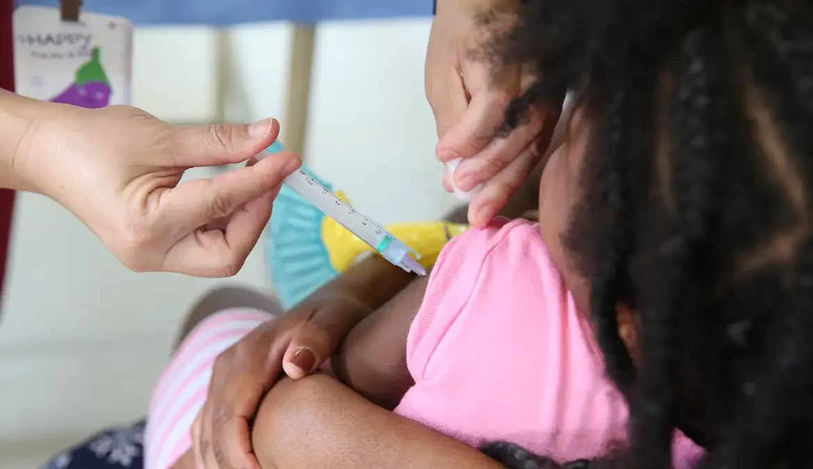 A iniciativa visa intensificar campanhas e ações de vacinação no país e é voltada prioritariamente a alunos da educação infantil e