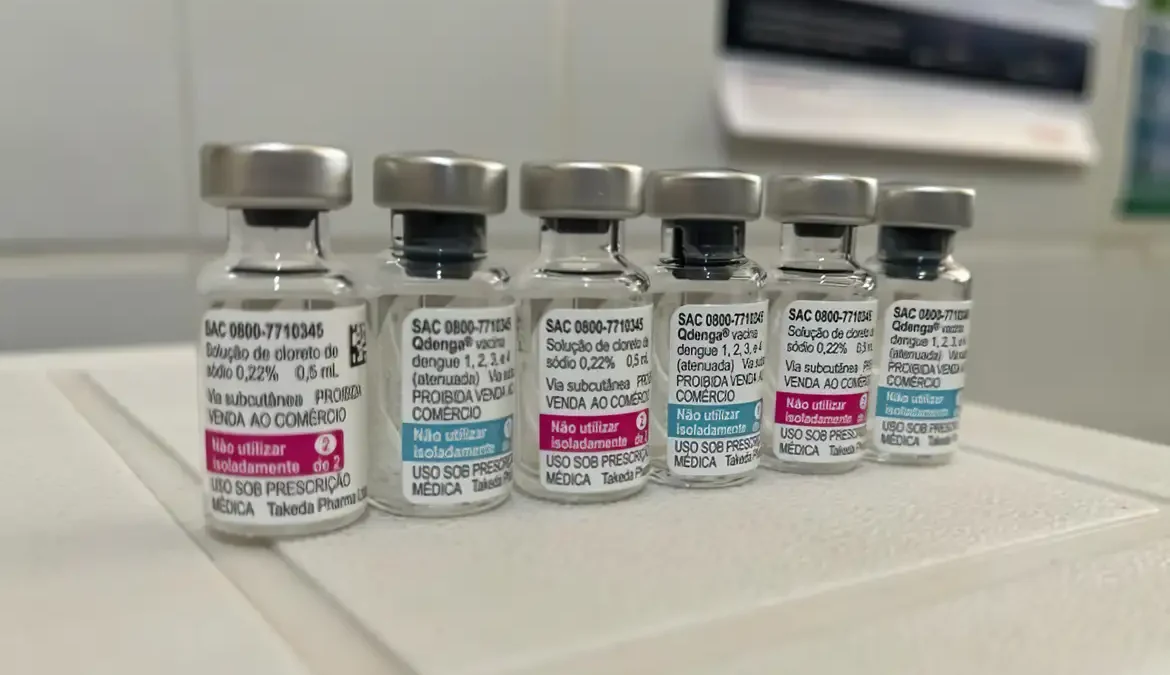 Fabricante dará prioridade da vacina contra dengue ao SUS 1 A medida foi tomada, segundo a empresa, diante do cenário de inclusão da Qdenga no Sistema Único de Saúde (SUS)