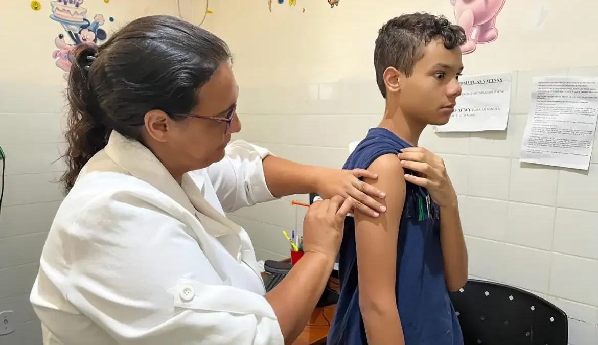 O estado de Goiás inicia nesta quinta-feira (15) a vacinação contra a dengue de crianças com 10 e 11 anos