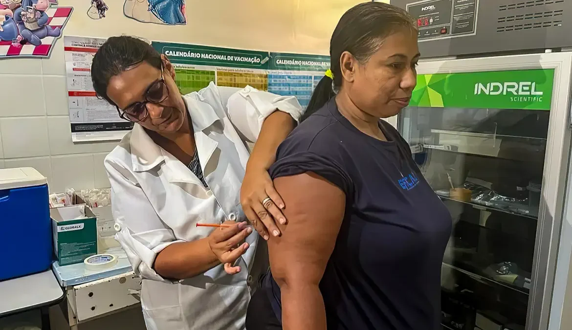 O Distrito Federal começa a vacinação contra a dengue na rede pública a partir das 7h da manhã desta sexta-feira (9)