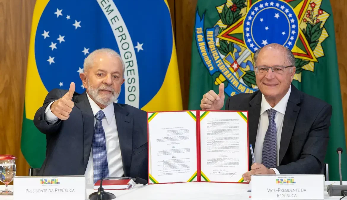 Governo regulamenta Programa Mover e debêntures de infraestrutura 1 O presidente Luiz Inácio Lula da Silva participou, nesta terça-feira (26), da cerimônia de regulamentação do Programa Nacional