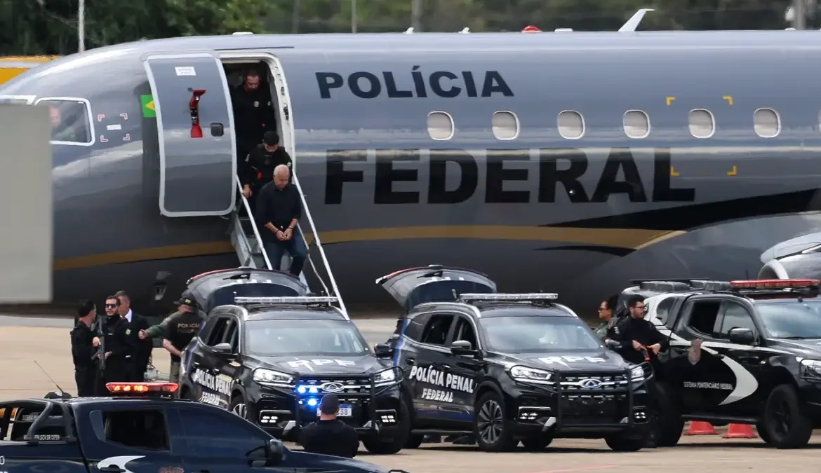 Irmãos Brazão e delegado Rivaldo seguem para presídio federal 1 Após desembarcarem, eles foram encaminhados ao Instituto Médico Legal (IML), para exames de corpo de delito, uma praxe