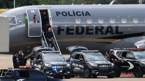 Irmãos Brazão e delegado Rivaldo seguem para presídio federal 2 Irmãos Brazão e delegado Rivaldo seguem para presídio federal