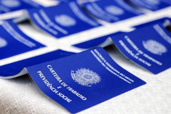 A régua do desemprego 1 O índice de emprego/desemprego no Brasil é medido pela emissão da CTPS