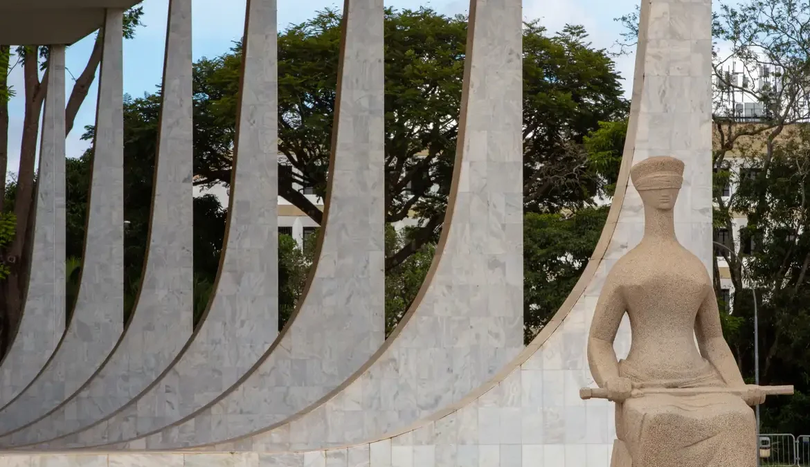 STF reabre julgamento sobre descriminalização do porte de drogas 1 O Supremo Tribunal Federal (STF) retomou há pouco o julgamento sobre a descriminalização do porte de drogas para consumo pessoal