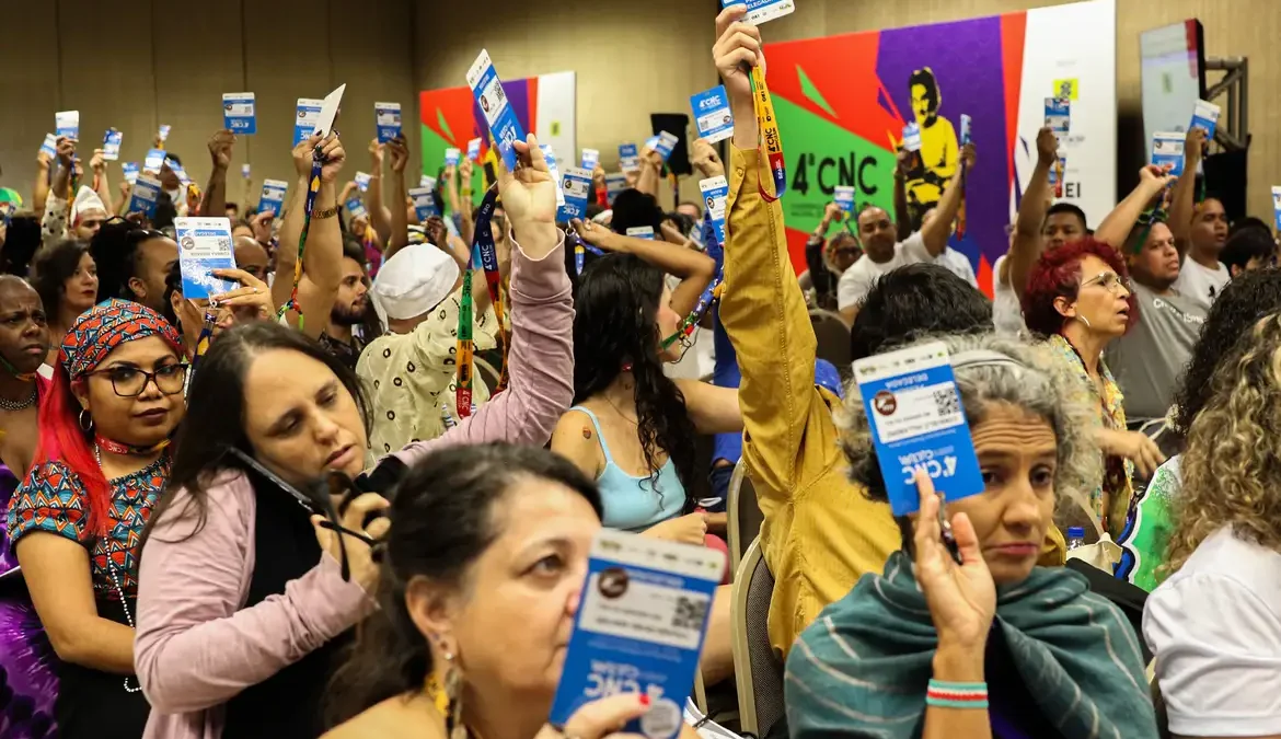 Em todas as salas que abrigaram os seis eixos temáticos, o movimento dos delegados com direito a voto era de levantar crachás