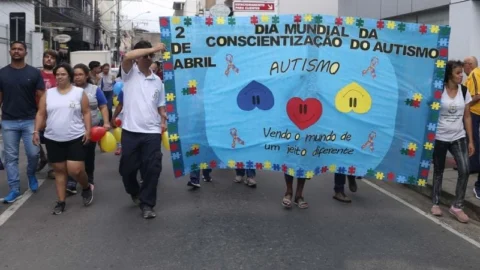 Fabriciano realiza caminhada de conscientização sobre o autismo