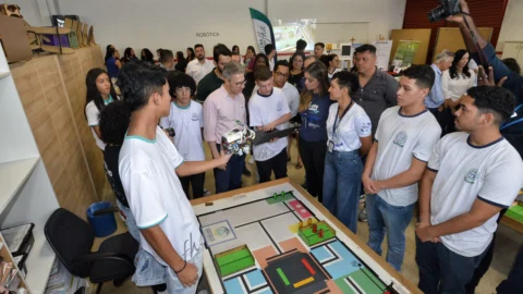 Governador vistoria escola de Ibirité que desenvolve projetos científicos e tecnológicos de destaque estadual e nacional