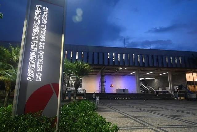 ALMG recebe iluminação especial para conscientização sobre Síndrome de Down 1 A iluminação especial é uma iniciativa da Comissão de Defesa dos Direitos da Pessoa com Deficiência, no âmbito do programa “Laços