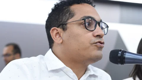 Secretário de Educação é convocado por denúncia de tratamento diferenciado