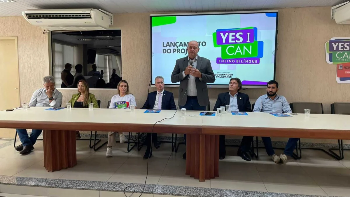 Programa bilíngue "Yes, I Can" chega à rede municipal de educação 1 Ao comemorar mais essa conquista da educação municipal em Valadares, o prefeito André Merlo, lembrou que qualquer mudança social somente se