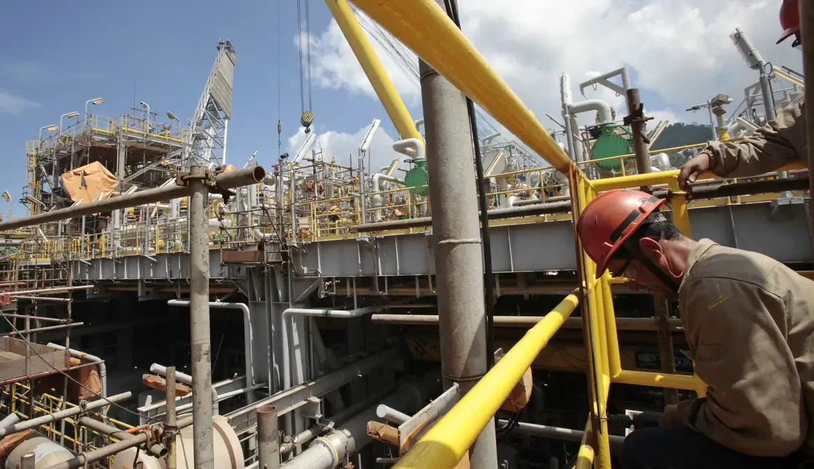 Produção total de petróleo e gás avança em relação a janeiro de 2023 1 Os dados constam do Boletim Mensal da Produção de Petróleo e Gás Natural