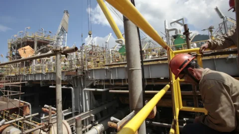 Produção total de petróleo e gás avança em relação a janeiro de 2023 1 Produção total de petróleo e gás avança em relação a janeiro de 2023