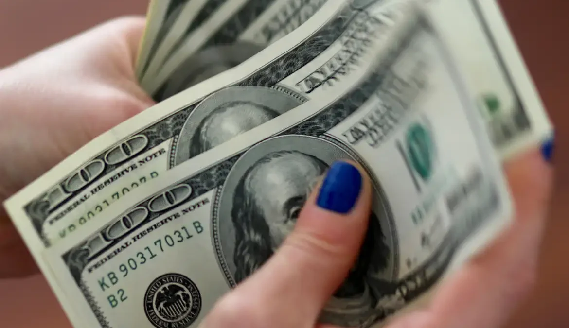 Num dia de nervosismo no mercado internacional, o dólar encerrou o trimestre acima de R$ 5
