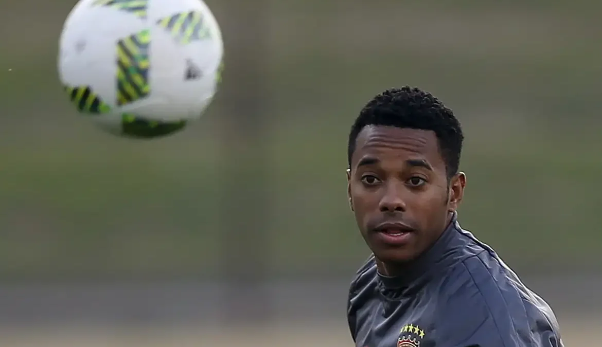 Defesa de Robinho entra com HC no Supremo contra prisão por estupro 1 A defesa de Robson de Souza, mais conhecido como o ex-jogador de futebol Robinho, impetrou um habeas corpus (HC) no Supremo Tribunal