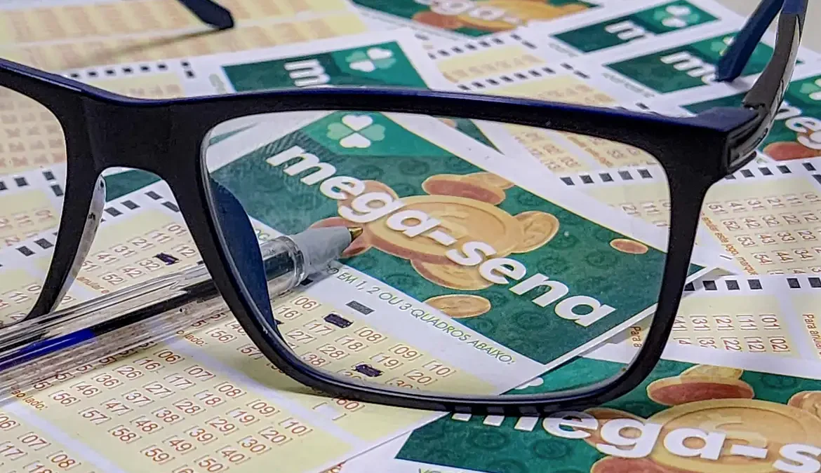 Mega-Sena acumula e prêmio vai a R$ 50 milhões 1 O jogo simples, com seis números marcados, custa R$ 5