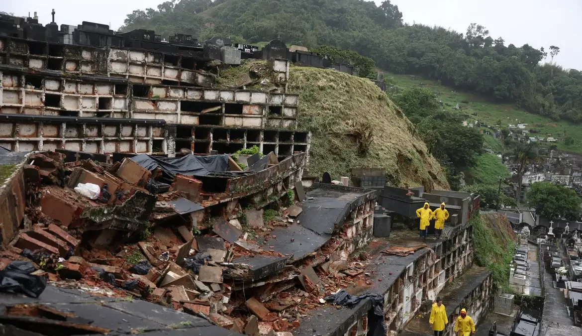 Subiu para oito o número de mortes causadas pelo temporal que atingiu o estado do Rio de Janeiro na última sexta-feira (22)