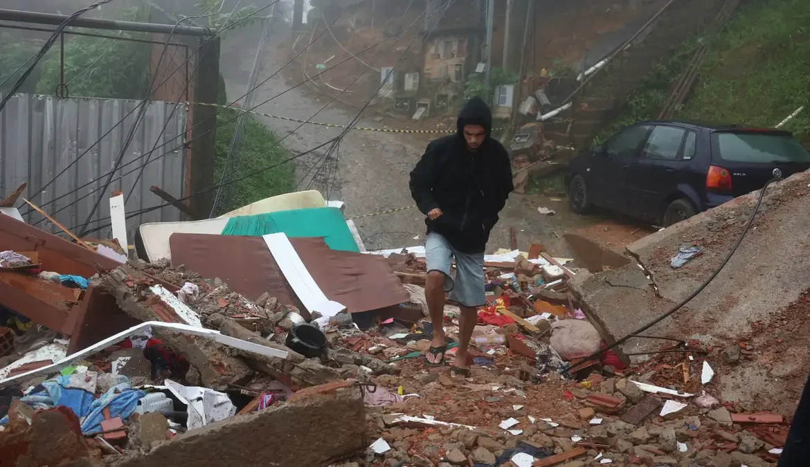 A prefeitura de Petrópolis, na região serrana do Rio, trabalha em 18 projetos de obras de grande porte em resposta ao temporal que atingiu