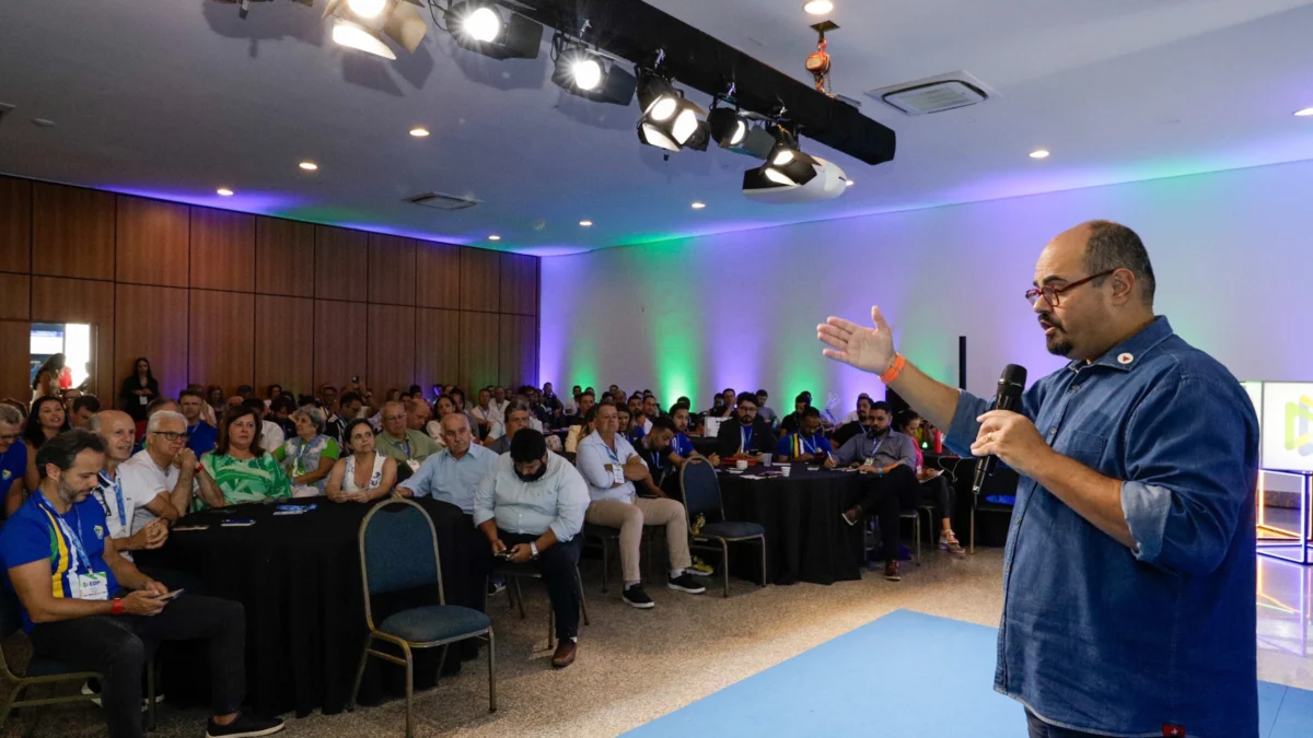 Governo de Minas reforça importância das CDLs mineiras e ressalta parceria do Executivo com o setor de varejo 1 Na oportunidade, Professor Mateus ministrou palestra e destacou a parceria do Executivo mineiro com a CDL desde o início da atual gestão