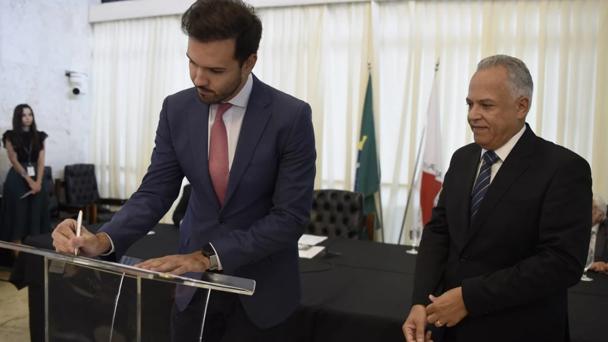 Assembleia de Minas e TCE reforçam atividades de fiscalização 1 Termo de cooperação técnica entre ALMG e TCE-MG foi assinado nesta segunda (11)