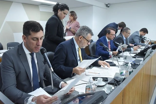 O deputado Lucas Lasmar (à esquerda) foi o relator da matéria e opinou pela sua legalidade por meio de novo texto