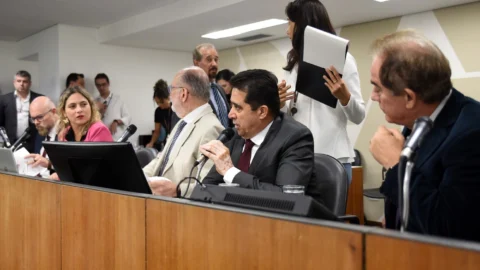 Deputados reclamam de dificuldades para visitar escolas estaduais 2 Deputados reclamam de dificuldades para visitar escolas estaduais