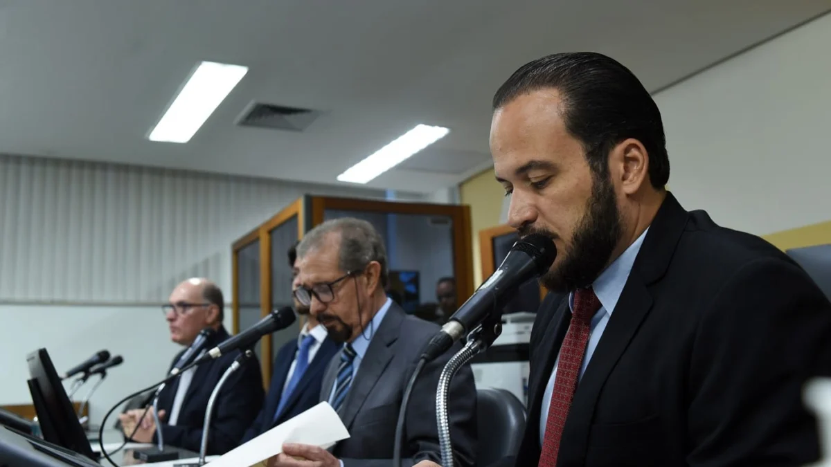 Projeto propõe protocolo individualizado de avaliação a alunos com deficiência 1 O relator da matéria, deputado Enes Cândido, acatou a análise anterior da Comissão de Constituição e Justiça, que apresentou o substitutivo