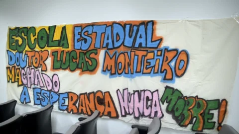 Fechamento de escola estadual gera comoção em reunião