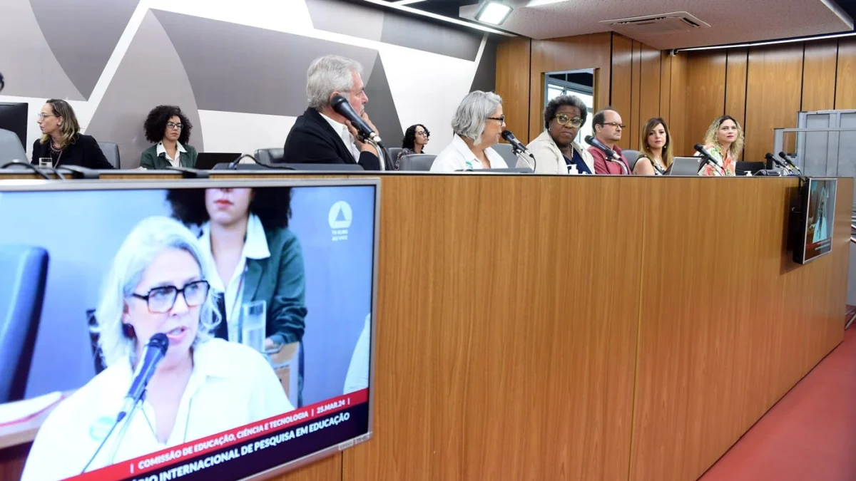 Minas tem menor índice de docentes concursados na educação básica 1 Assunto foi debatido em Seminário Internacional de Educação, promoção conjunta da UFMG e da Comissão de Educação da ALMG