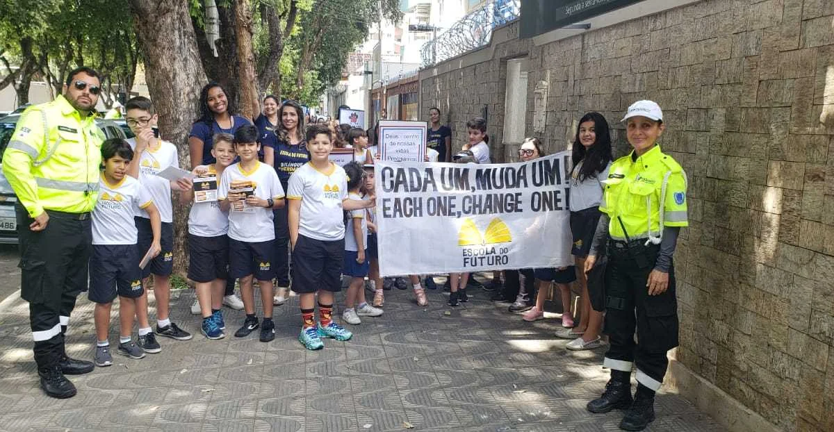 Operação Porta de Escola traz orientações sobre comportamento no trânsito 1 A parceria entre a comunidade escolar, pais e agentes de trânsito é fundamental para a organização do trânsito em portas de escola